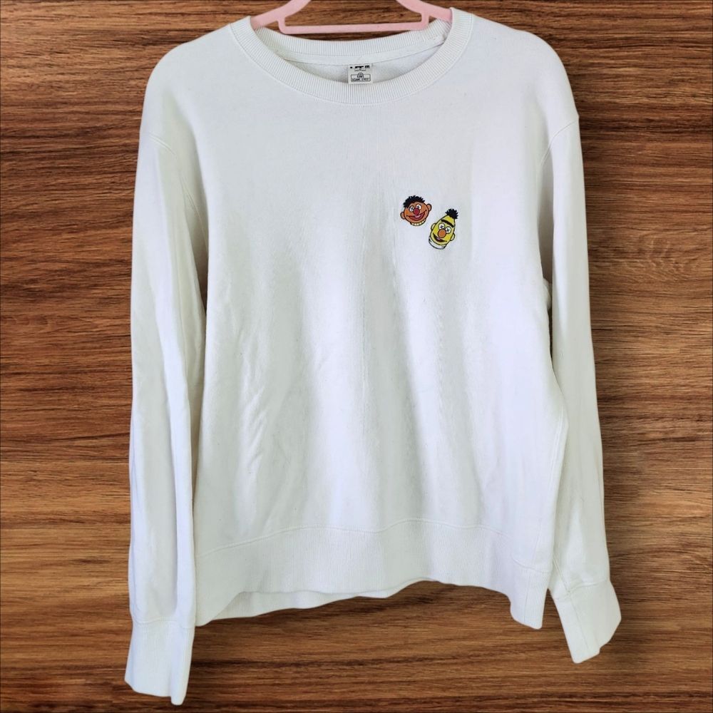 Uniqlo KAWS Sesame Street White Sweatshirt with Bert and Ernie. Sz. M